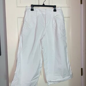 Gap size 4 white high rise wide leg cropped pants